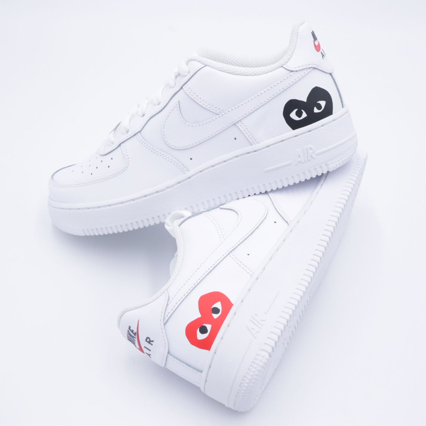 Nike Air Force 1 custom CDG rouge et noir avec cœur Comme des Garçons peint à la main – sneakers streetwear japonaises, chaussures personnalisées arty, air force 1 custom coeur rouge éclaboussures noir rouge, design handmade unique