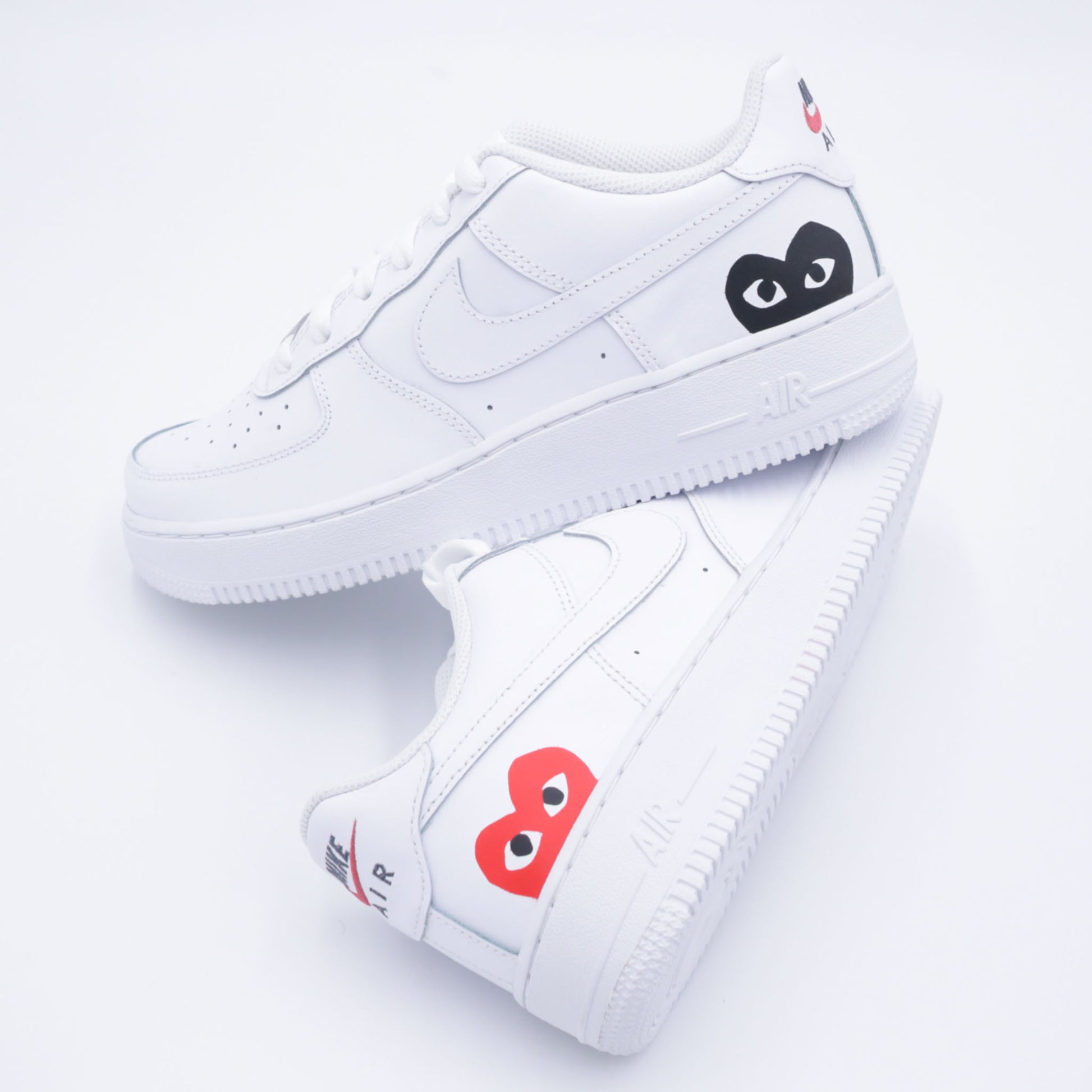 Nike Air Force 1 custom CDG rouge et noir avec cœur Comme des Garçons peint à la main – sneakers streetwear japonaises, chaussures personnalisées arty, air force 1 custom coeur rouge éclaboussures noir rouge, design handmade unique