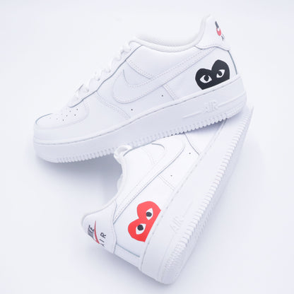 Nike Air Force 1 custom CDG rouge et noir avec cœur Comme des Garçons peint à la main – sneakers streetwear japonaises, chaussures personnalisées arty, air force 1 custom coeur rouge éclaboussures noir rouge, design handmade unique