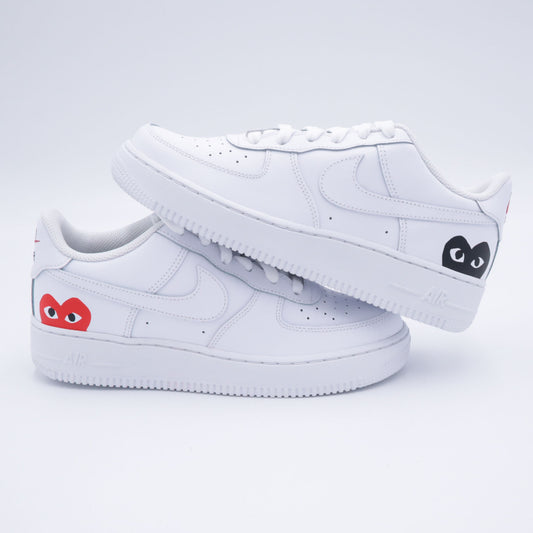 Nike Air Force 1 custom CDG rouge et noir avec cœur Comme des Garçons peint à la main – sneakers streetwear japonaises, chaussures personnalisées arty, air force 1 custom coeur rouge éclaboussures noir rouge, design handmade unique