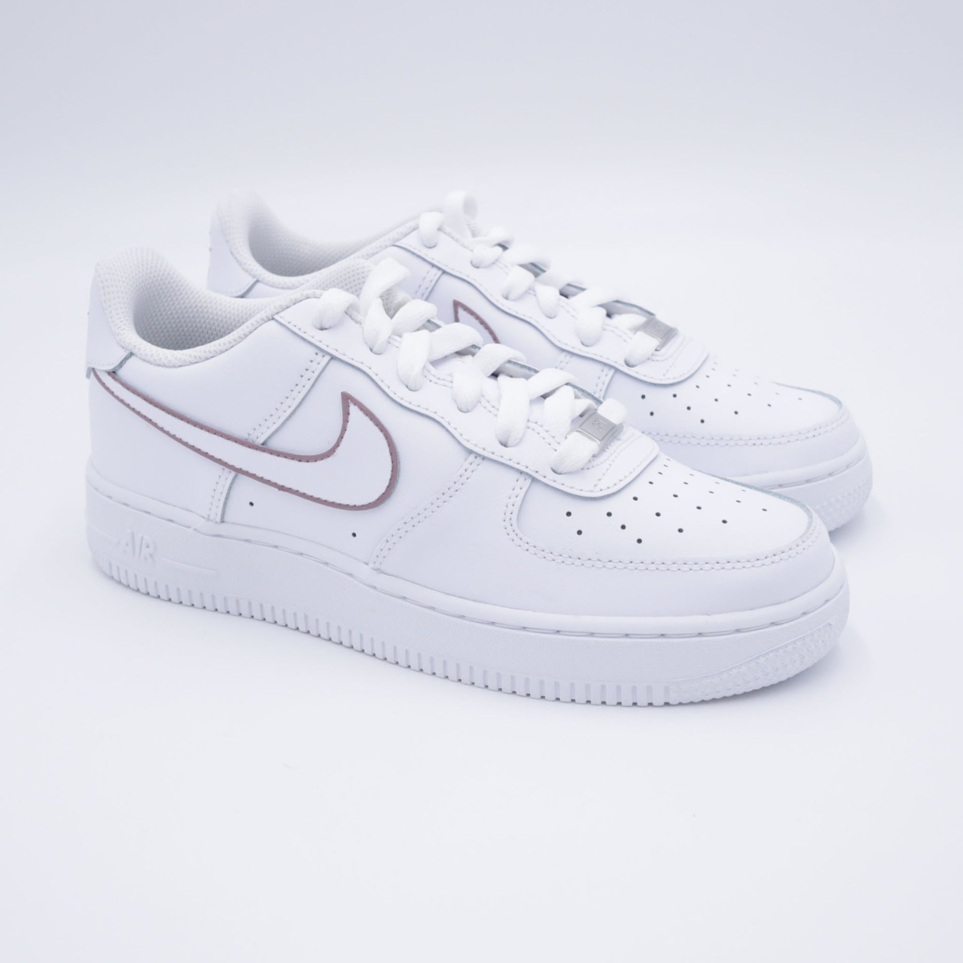 Nike Air Force 1 custom silhouette swoosh mocha marron clair – sneakers ton terre personnalisées, chaussures minimalistes marron pastel, af1 custom coffee tones, nike air force 1 handmade neutre, contour swoosh mocha peinture à la main