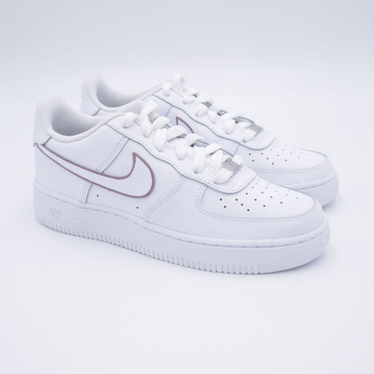Nike Air Force 1 custom silhouette swoosh mocha marron clair – sneakers ton terre personnalisées, chaussures minimalistes marron pastel, af1 custom coffee tones, nike air force 1 handmade neutre, contour swoosh mocha peinture à la main