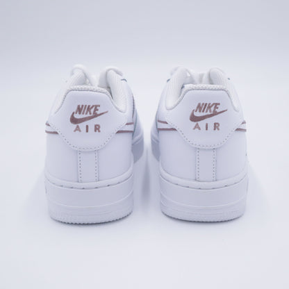Nike Air Force 1 custom silhouette swoosh mocha marron clair – sneakers ton terre personnalisées, chaussures minimalistes marron pastel, af1 custom coffee tones, nike air force 1 handmade neutre, contour swoosh mocha peinture à la main