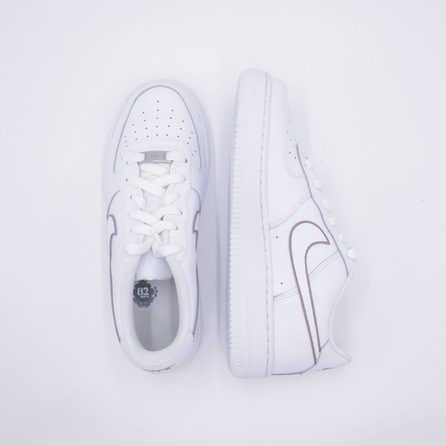 Nike Air Force 1 custom silhouette swoosh mocha marron clair – sneakers ton terre personnalisées, chaussures minimalistes marron pastel, af1 custom coffee tones, nike air force 1 handmade neutre, contour swoosh mocha peinture à la main