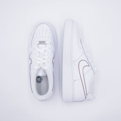 Nike Air Force 1 custom silhouette swoosh mocha marron clair – sneakers ton terre personnalisées, chaussures minimalistes marron pastel, af1 custom coffee tones, nike air force 1 handmade neutre, contour swoosh mocha peinture à la main