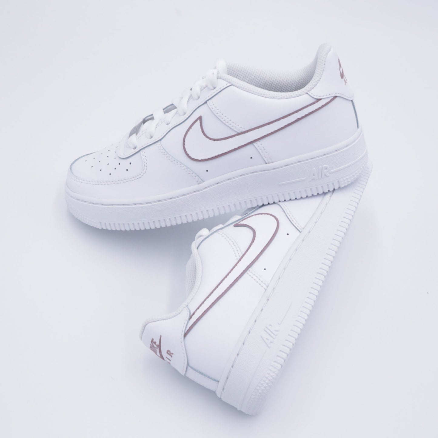 Nike Air Force 1 custom silhouette swoosh mocha marron clair – sneakers ton terre personnalisées, chaussures minimalistes marron pastel, af1 custom coffee tones, nike air force 1 handmade neutre, contour swoosh mocha peinture à la main