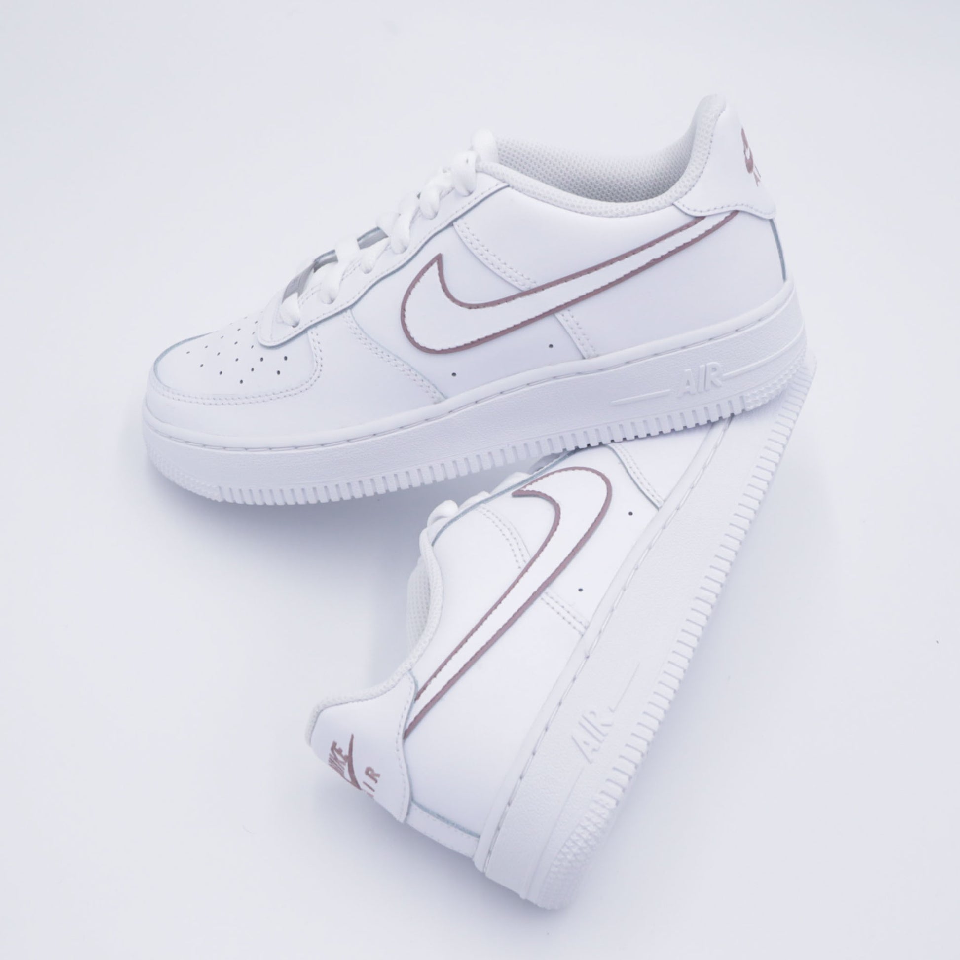Nike Air Force 1 custom silhouette swoosh mocha marron clair – sneakers ton terre personnalisées, chaussures minimalistes marron pastel, af1 custom coffee tones, nike air force 1 handmade neutre, contour swoosh mocha peinture à la main