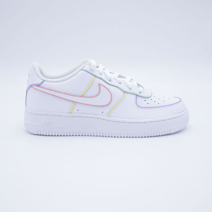 Nike Air Force 1 custom avec contours pastel peints à la main – sneakers artistiques multicolores, chaussures personnalisées lavande rose bleu pastel, af1 handmade minimaliste colorée, nike custom arc-en-ciel doux