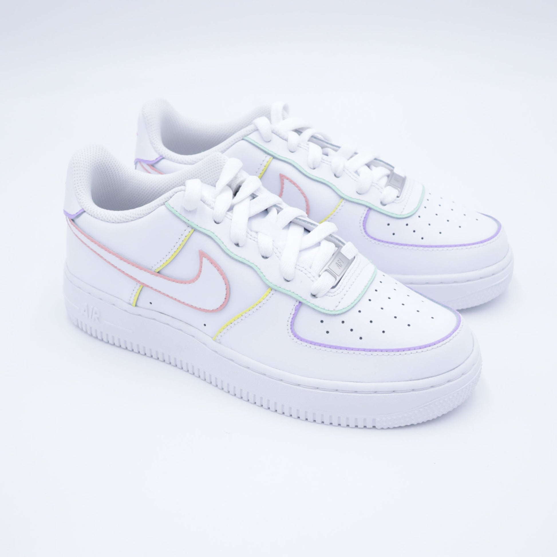 Nike Air Force 1 custom avec contours pastel peints à la main – sneakers artistiques multicolores, chaussures personnalisées lavande rose bleu pastel, af1 handmade minimaliste colorée, nike custom arc-en-ciel doux
