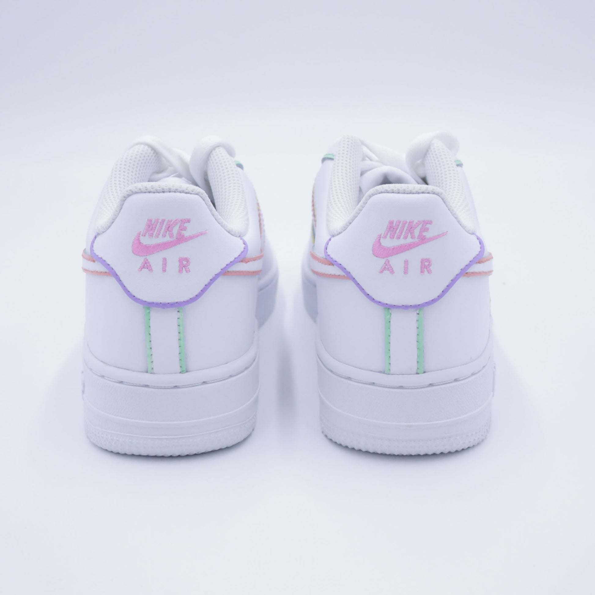 Nike Air Force 1 custom avec contours pastel peints à la main – sneakers artistiques multicolores, chaussures personnalisées lavande rose bleu pastel, af1 handmade minimaliste colorée, nike custom arc-en-ciel doux