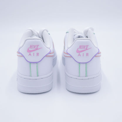 Nike Air Force 1 custom avec contours pastel peints à la main – sneakers artistiques multicolores, chaussures personnalisées lavande rose bleu pastel, af1 handmade minimaliste colorée, nike custom arc-en-ciel doux