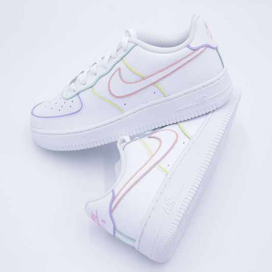 Nike Air Force 1 custom avec contours pastel peints à la main – sneakers artistiques multicolores, chaussures personnalisées lavande rose bleu pastel, af1 handmade minimaliste colorée, nike custom arc-en-ciel doux