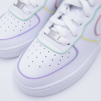 Nike Air Force 1 custom avec contours pastel peints à la main – sneakers artistiques multicolores, chaussures personnalisées lavande rose bleu pastel, af1 handmade minimaliste colorée, nike custom arc-en-ciel doux