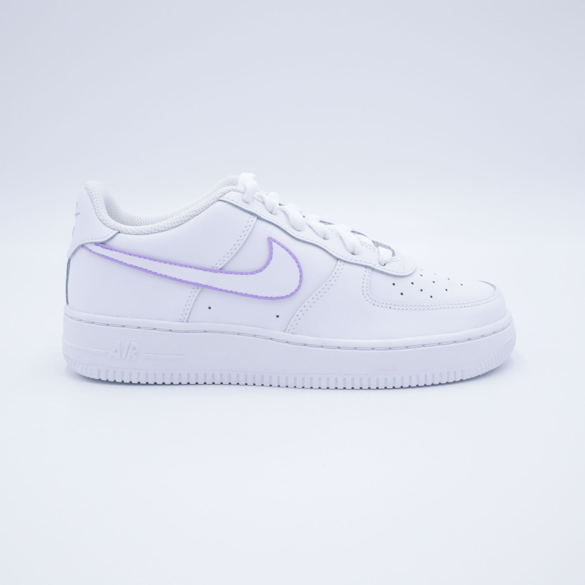 Nike Air Force 1 custom silhouette de swoosh lilas pastel peint à la main – sneakers violettes minimalistes, chaussures custom pastel femme, af1 lilas handmade, swoosh contour violet clair, nike air force 1 personnalisée lavande