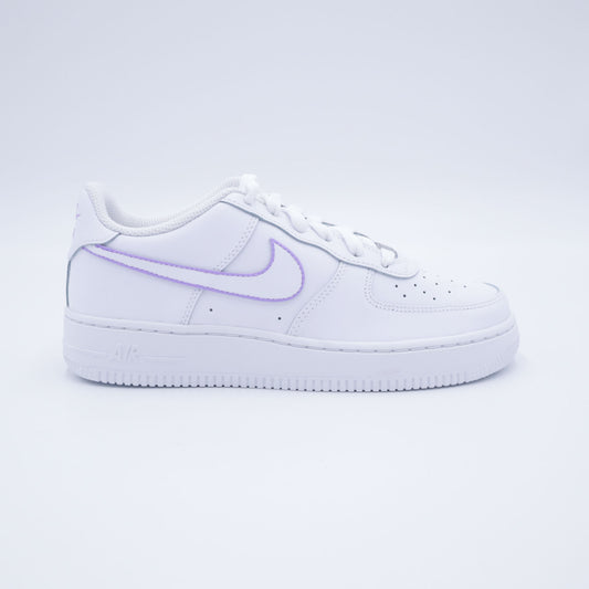 Nike Air Force 1 custom silhouette de swoosh lilas pastel peint à la main – sneakers violettes minimalistes, chaussures custom pastel femme, af1 lilas handmade, swoosh contour violet clair, nike air force 1 personnalisée lavande