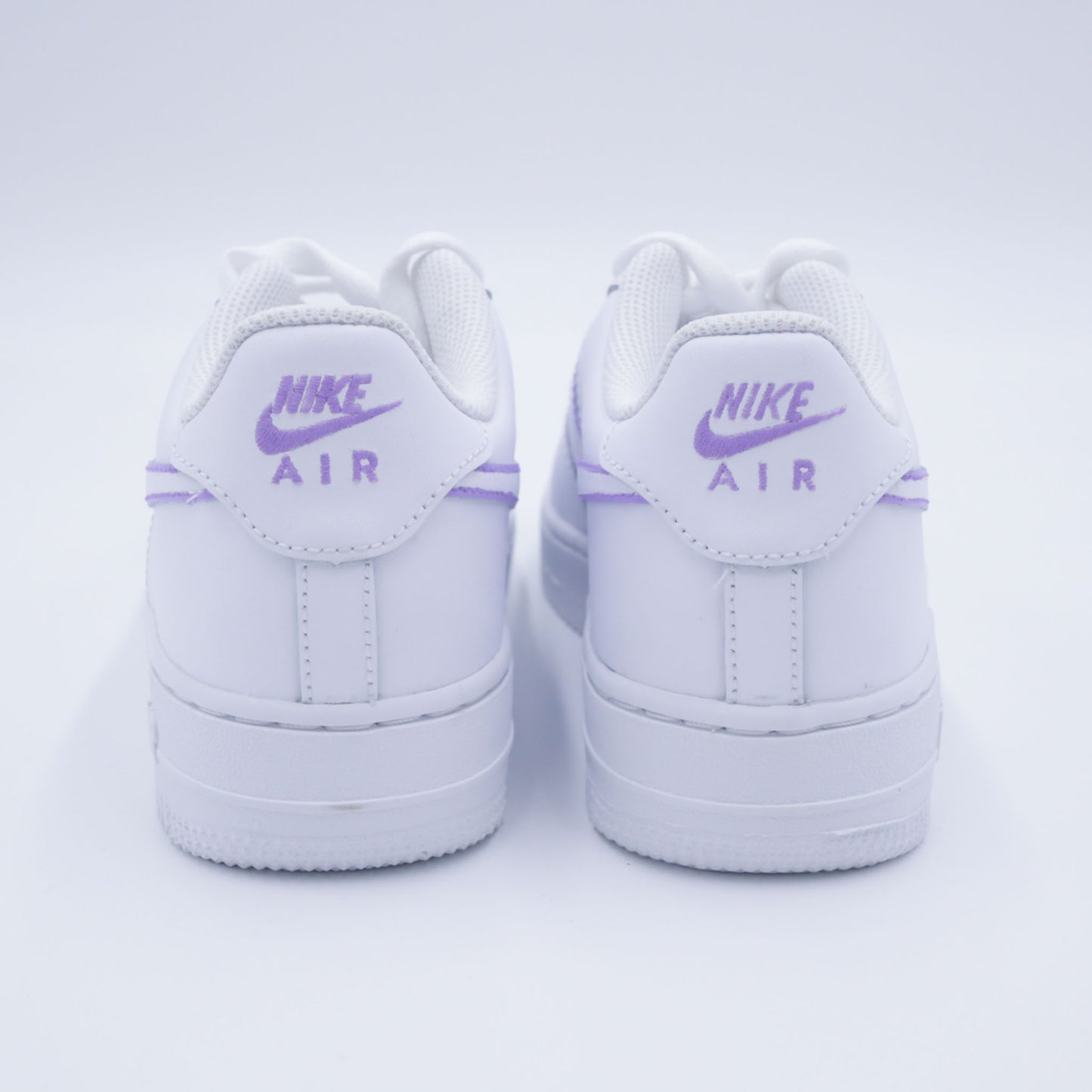 Nike Air Force 1 custom silhouette de swoosh lilas pastel peint à la main – sneakers violettes minimalistes, chaussures custom pastel femme, af1 lilas handmade, swoosh contour violet clair, nike air force 1 personnalisée lavande
