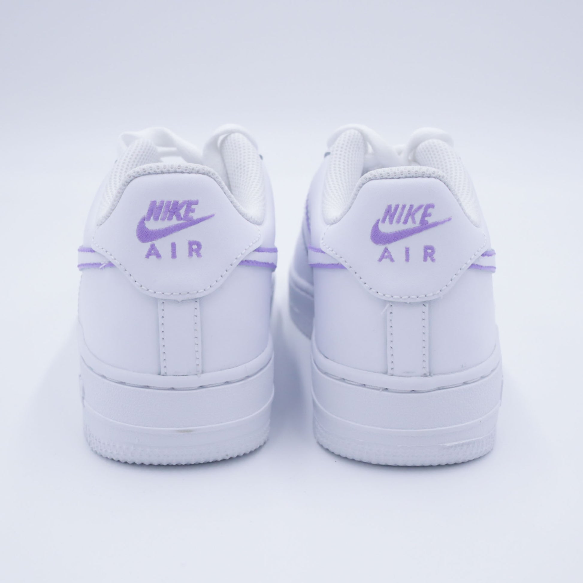 Nike Air Force 1 custom silhouette de swoosh lilas pastel peint à la main – sneakers violettes minimalistes, chaussures custom pastel femme, af1 lilas handmade, swoosh contour violet clair, nike air force 1 personnalisée lavande