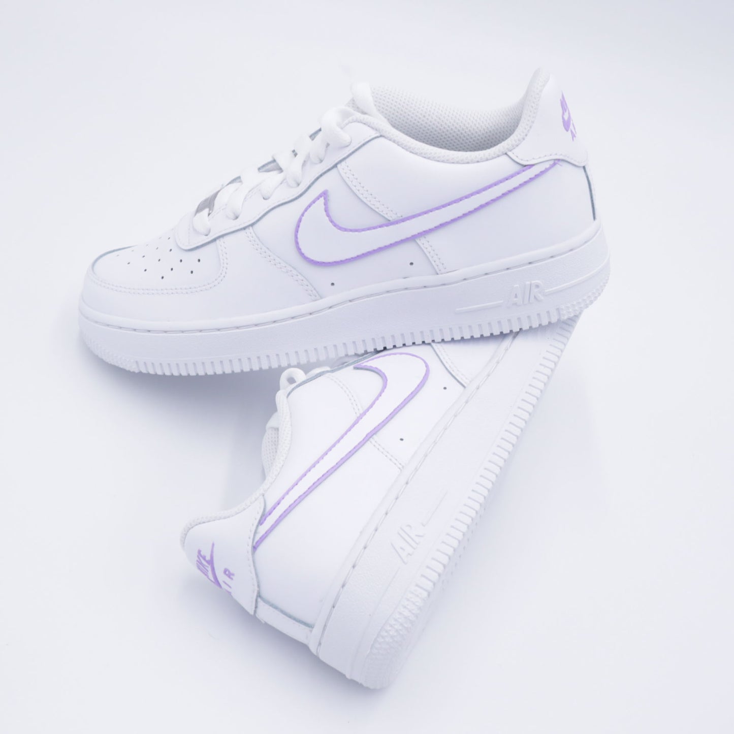 Nike Air Force 1 custom silhouette de swoosh lilas pastel peint à la main – sneakers violettes minimalistes, chaussures custom pastel femme, af1 lilas handmade, swoosh contour violet clair, nike air force 1 personnalisée lavande