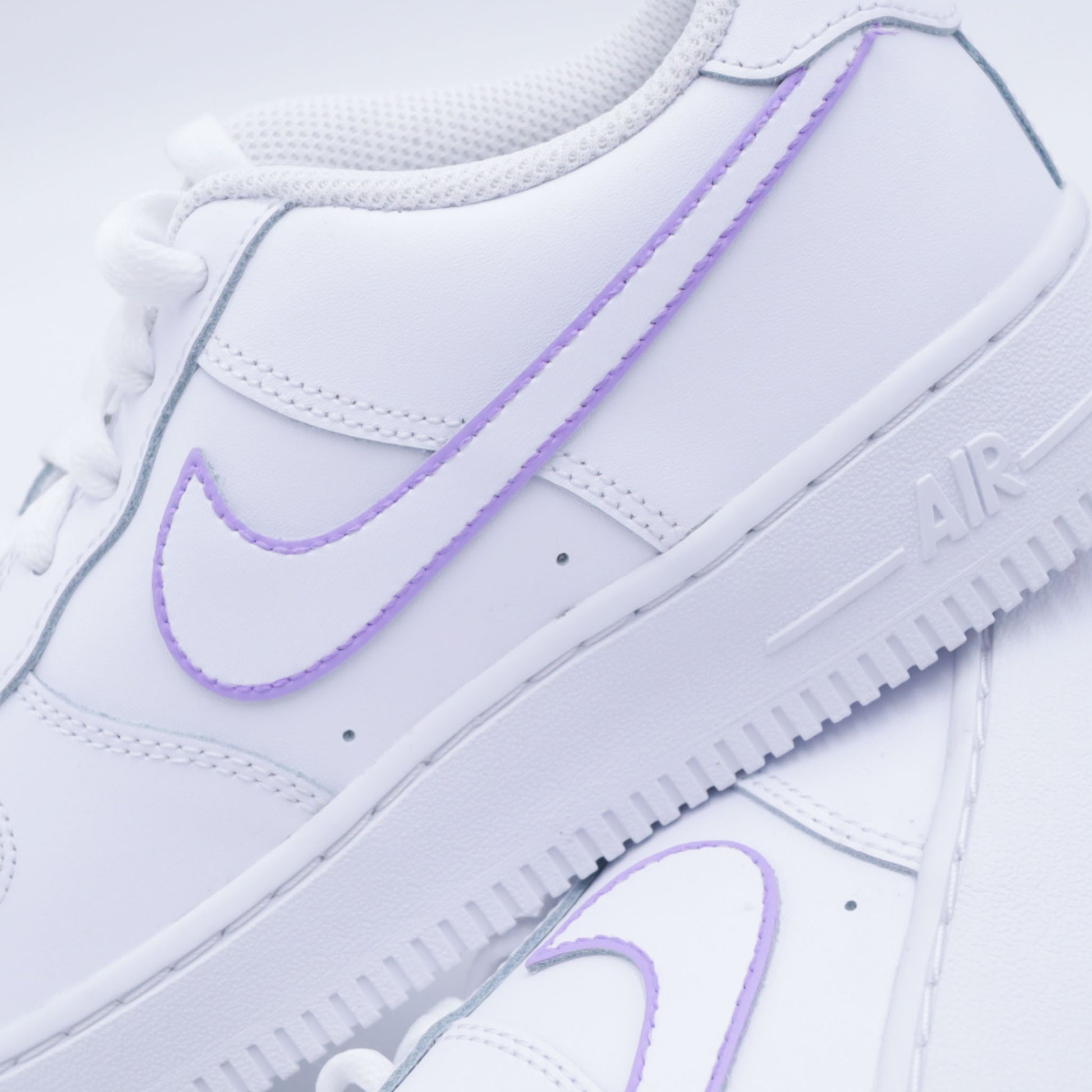 Nike Air Force 1 custom silhouette de swoosh lilas pastel peint à la main – sneakers violettes minimalistes, chaussures custom pastel femme, af1 lilas handmade, swoosh contour violet clair, nike air force 1 personnalisée lavande