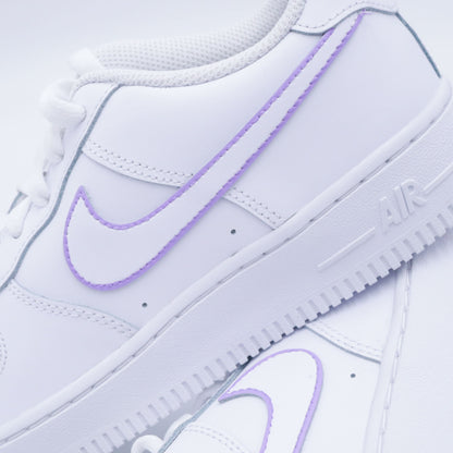 Nike Air Force 1 custom silhouette de swoosh lilas pastel peint à la main – sneakers violettes minimalistes, chaussures custom pastel femme, af1 lilas handmade, swoosh contour violet clair, nike air force 1 personnalisée lavande