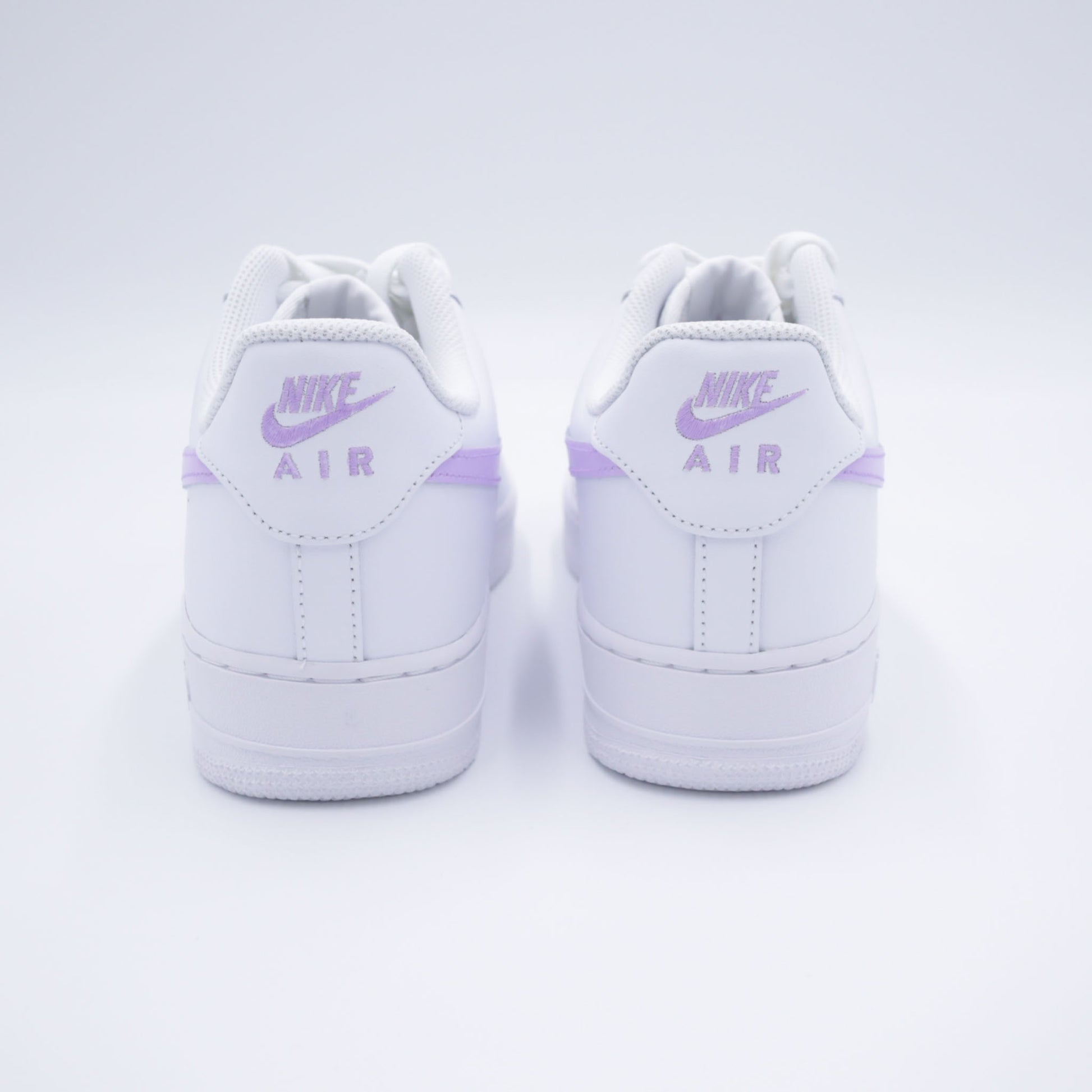 Nike Air Force 1 custom avec swoosh violet clair peint à la main – sneakers pastel lavande, violet pastel, chaussures personnalisées lilas, custom af1 violettes, nike air force 1 femme custom