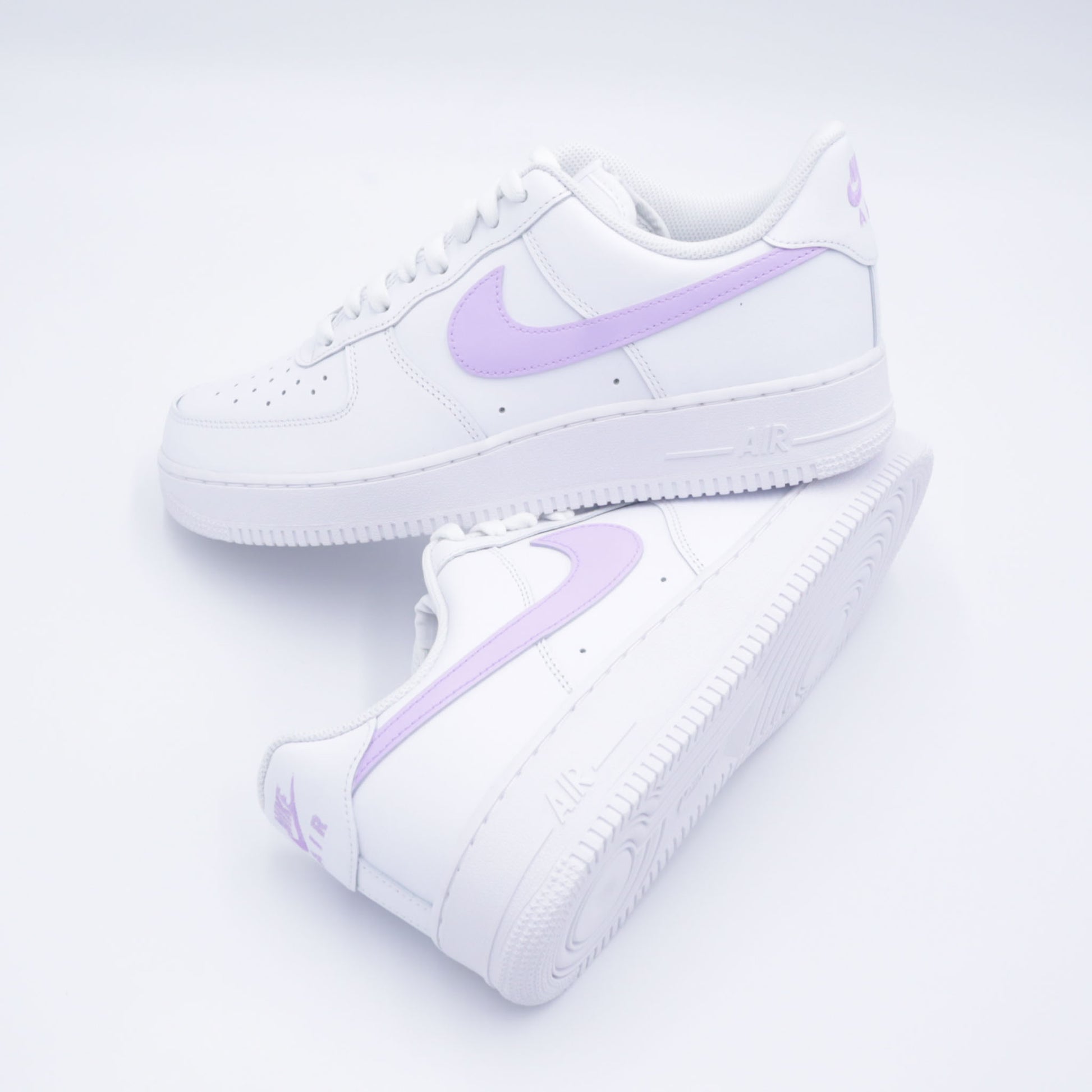 Nike Air Force 1 custom avec swoosh violet clair peint à la main – sneakers pastel lavande, violet pastel, chaussures personnalisées lilas, custom af1 violettes, nike air force 1 femme custom