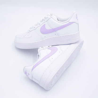 Nike Air Force 1 custom avec swoosh violet clair peint à la main – sneakers pastel lavande, violet pastel, chaussures personnalisées lilas, custom af1 violettes, nike air force 1 femme custom