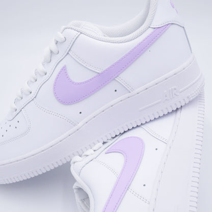 Nike Air Force 1 custom avec swoosh violet clair peint à la main – sneakers pastel lavande, violet pastel, chaussures personnalisées lilas, custom af1 violettes, nike air force 1 femme custom