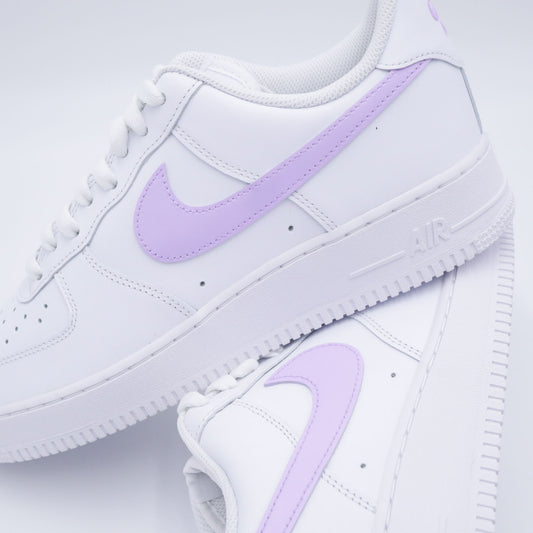 Nike Air Force 1 custom avec swoosh violet clair peint à la main – sneakers pastel lavande, violet pastel, chaussures personnalisées lilas, custom af1 violettes, nike air force 1 femme custom