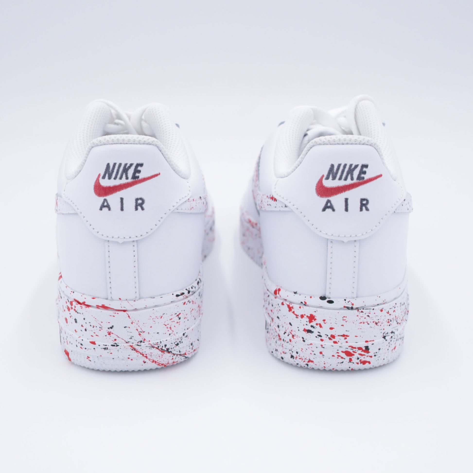 Nike Air Force 1 custom rouge et noir avec éclaboussures peintes à la main – sneakers streetwear, style artistique, graffiti, handmade, af1 custom peinture rouge noir, chaussures urbaines personnalisées