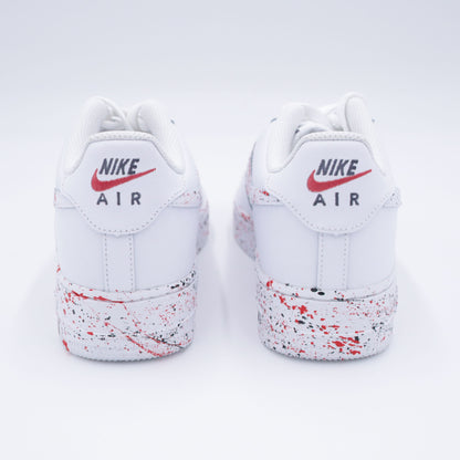 Nike Air Force 1 custom rouge et noir avec éclaboussures peintes à la main – sneakers streetwear, style artistique, graffiti, handmade, af1 custom peinture rouge noir, chaussures urbaines personnalisées