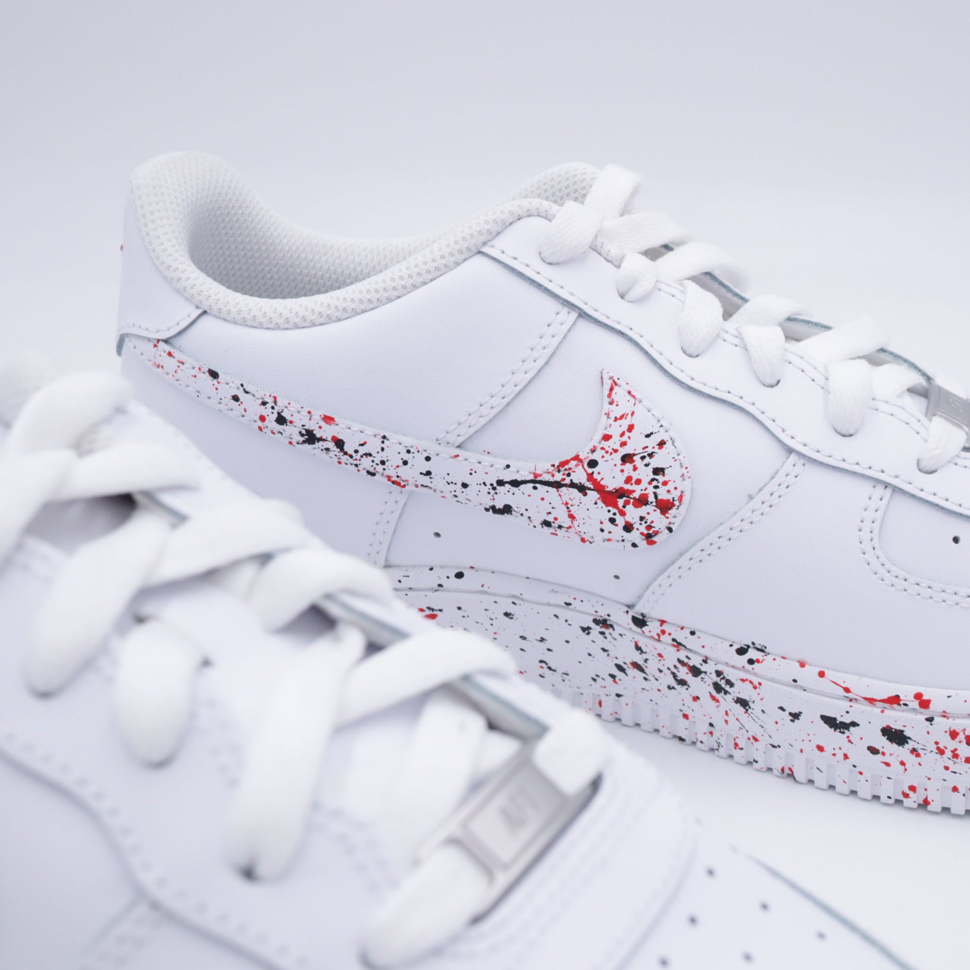Nike Air Force 1 custom rouge et noir avec éclaboussures peintes à la main – sneakers streetwear, style artistique, graffiti, handmade, af1 custom peinture rouge noir, chaussures urbaines personnalisées