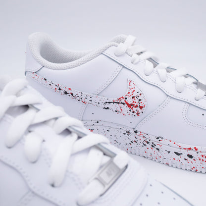 Nike Air Force 1 custom rouge et noir avec éclaboussures peintes à la main – sneakers streetwear, style artistique, graffiti, handmade, af1 custom peinture rouge noir, chaussures urbaines personnalisées
