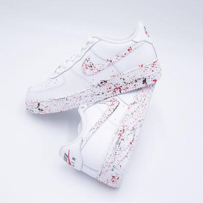Nike Air Force 1 custom rouge et noir avec éclaboussures peintes à la main – sneakers streetwear, style artistique, graffiti, handmade, af1 custom peinture rouge noir, chaussures urbaines personnalisées