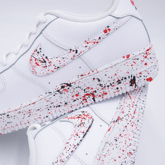 Nike Air Force 1 custom rouge et noir avec éclaboussures peintes à la main – sneakers streetwear, style artistique, graffiti, handmade, af1 custom peinture rouge noir, chaussures urbaines personnalisées