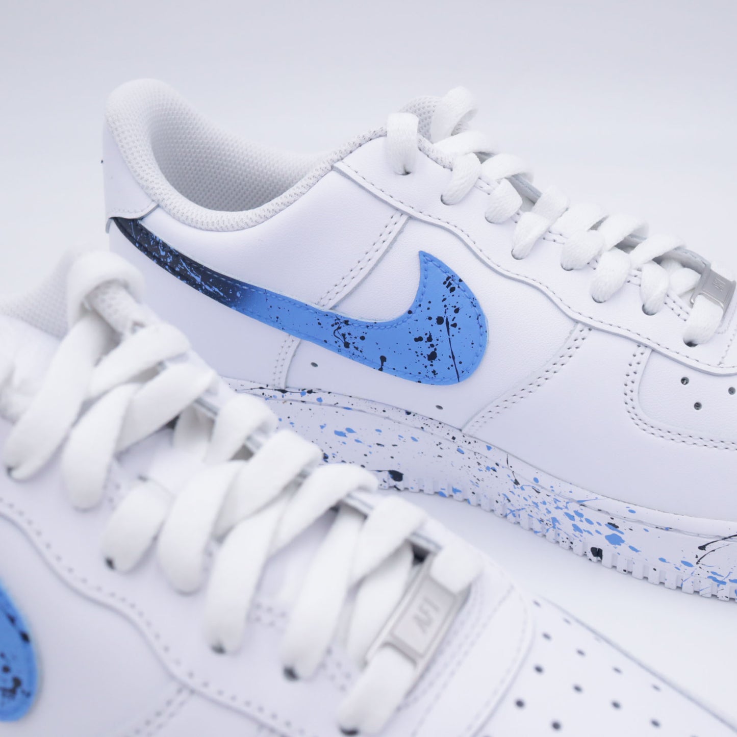 Nike Air Force 1 custom avec éclaboussures bleu turquoise et swoosh dégradé peint à la main