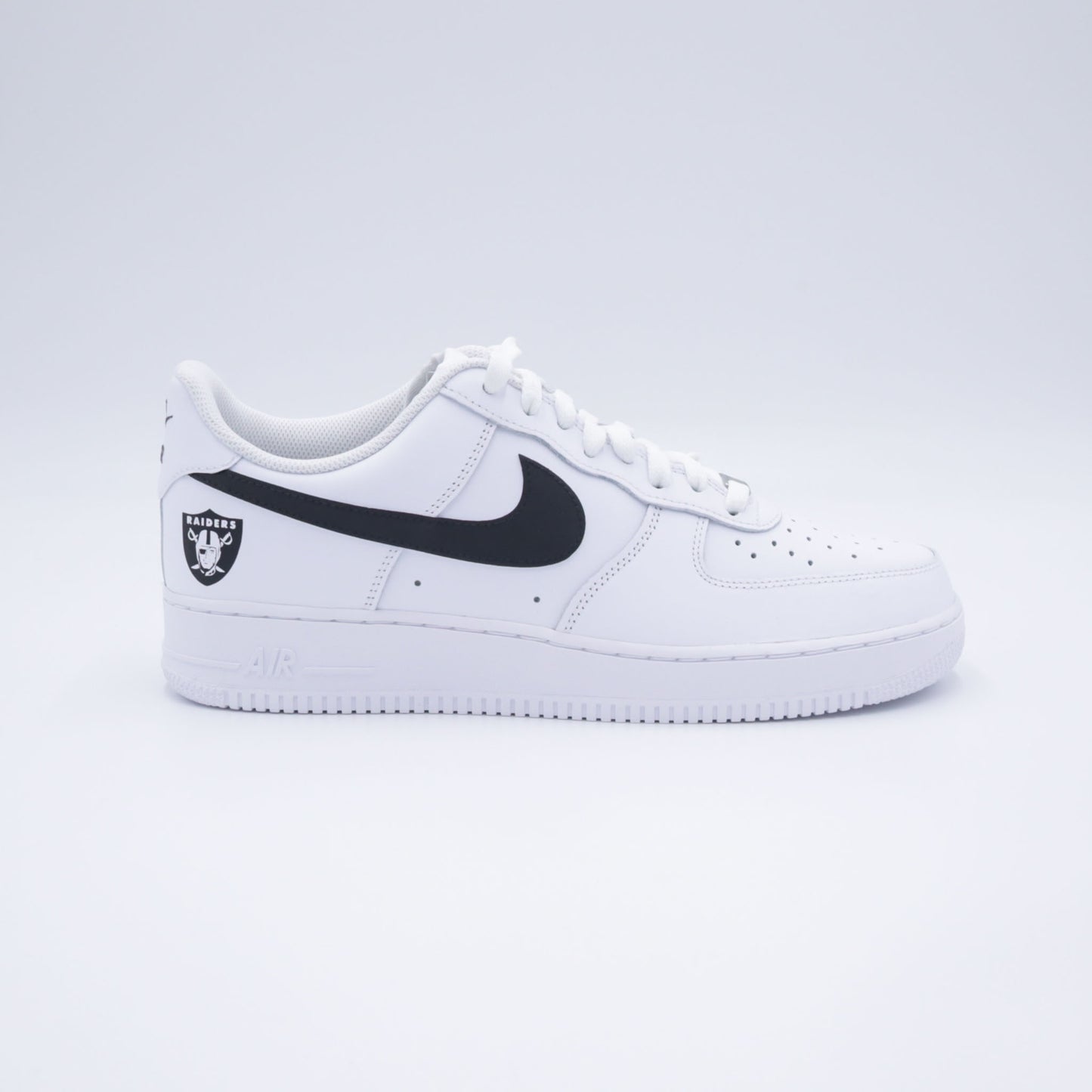 air force 1 raiders nfl, nike air force custom nfl, af1 raiders fanwear, custom raiders sneakers, air force logo équipe nfl, sneakers nfl personnalisées, af1 noir blanc custom, custom nike raiders, chaussures fan raiders, nike af1 football américain

