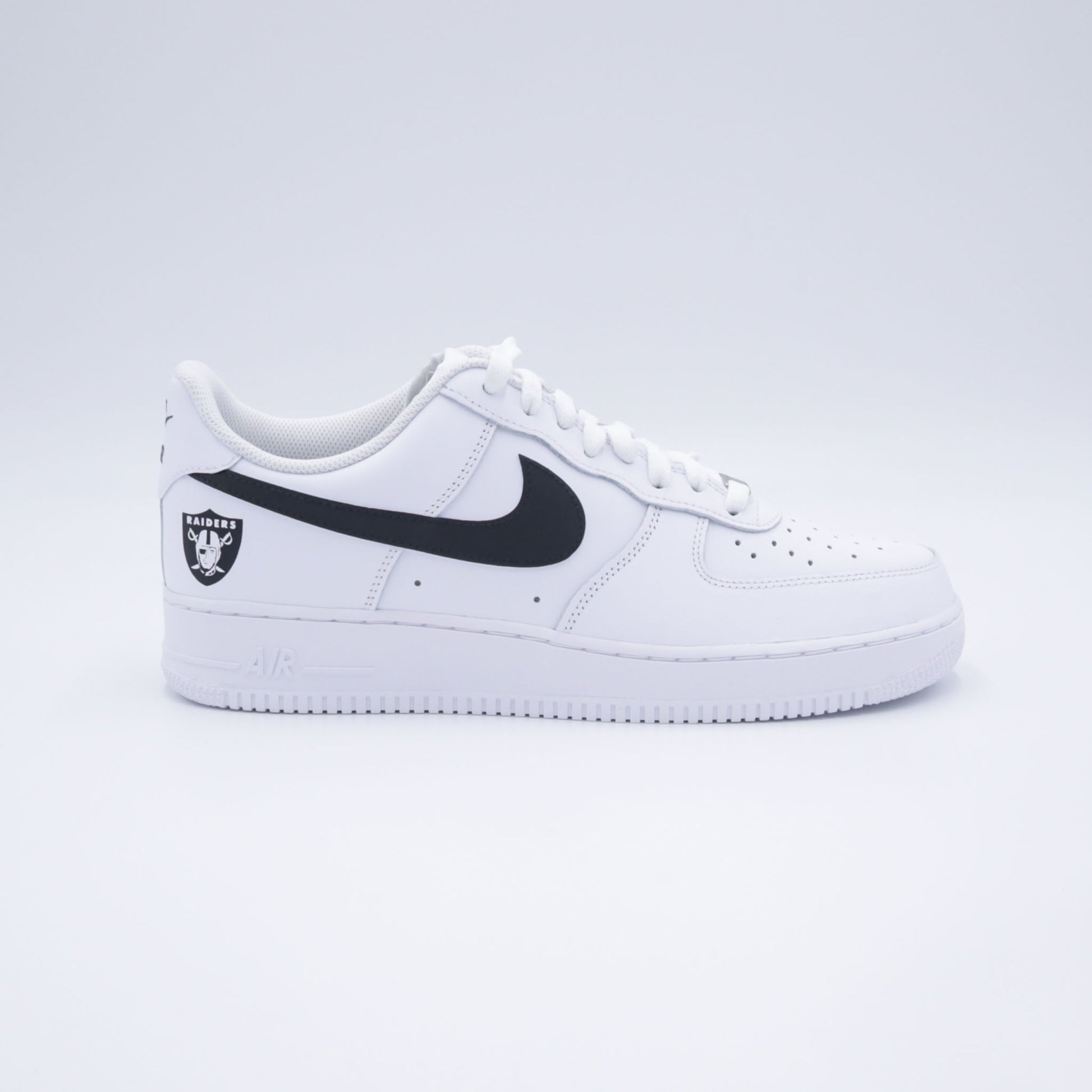 air force 1 raiders nfl, nike air force custom nfl, af1 raiders fanwear, custom raiders sneakers, air force logo équipe nfl, sneakers nfl personnalisées, af1 noir blanc custom, custom nike raiders, chaussures fan raiders, nike af1 football américain


