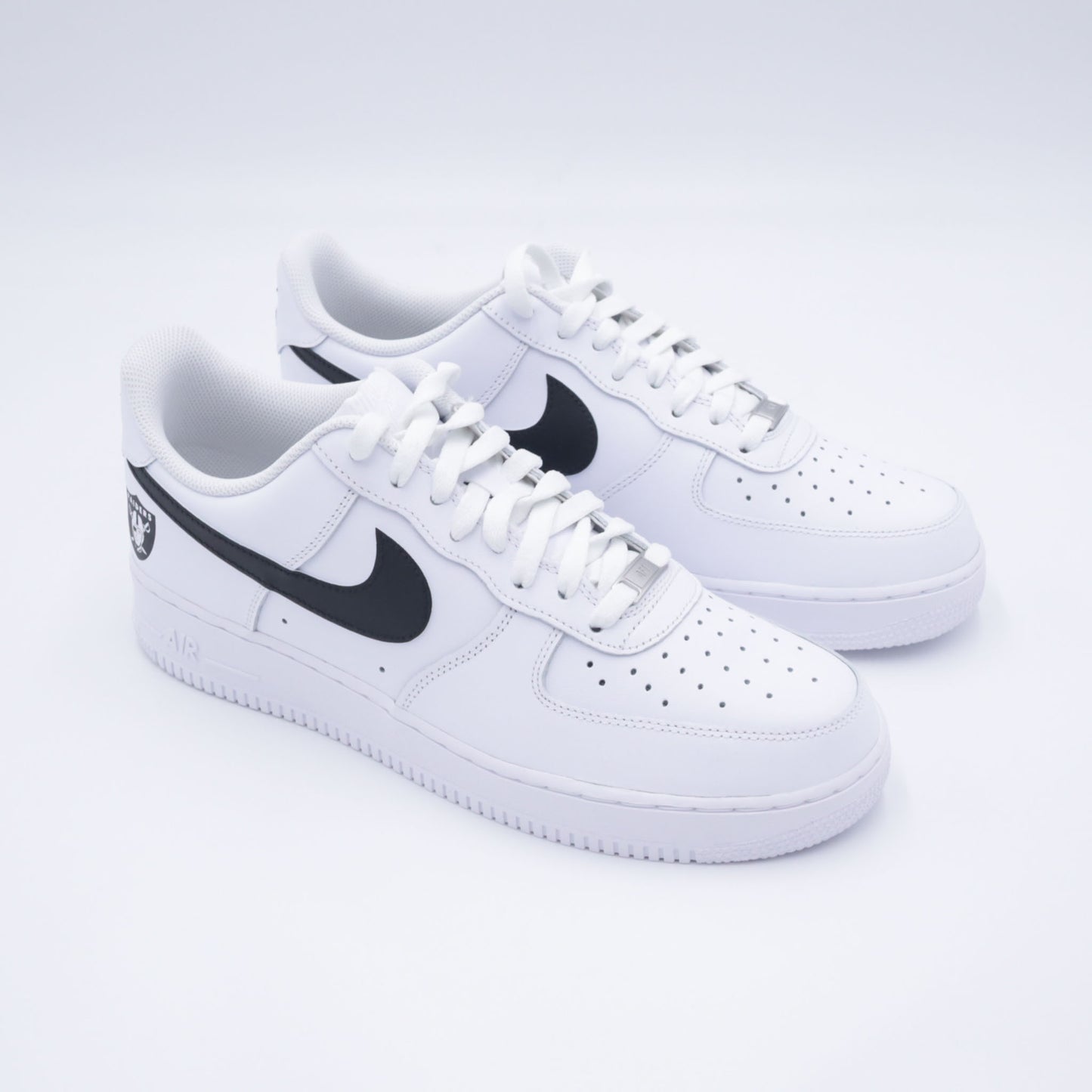 air force 1 raiders nfl, nike air force custom nfl, af1 raiders fanwear, custom raiders sneakers, air force logo équipe nfl, sneakers nfl personnalisées, af1 noir blanc custom, custom nike raiders, chaussures fan raiders, nike af1 football américain