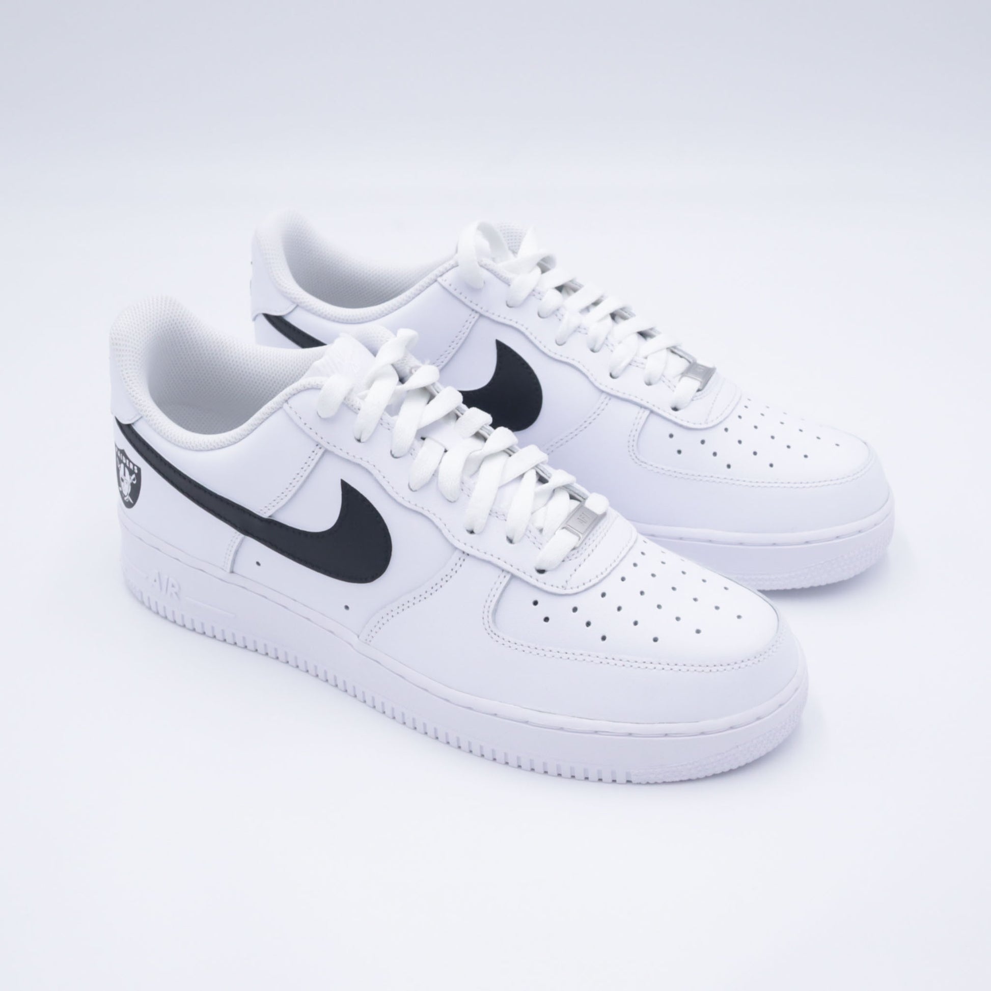 air force 1 raiders nfl, nike air force custom nfl, af1 raiders fanwear, custom raiders sneakers, air force logo équipe nfl, sneakers nfl personnalisées, af1 noir blanc custom, custom nike raiders, chaussures fan raiders, nike af1 football américain