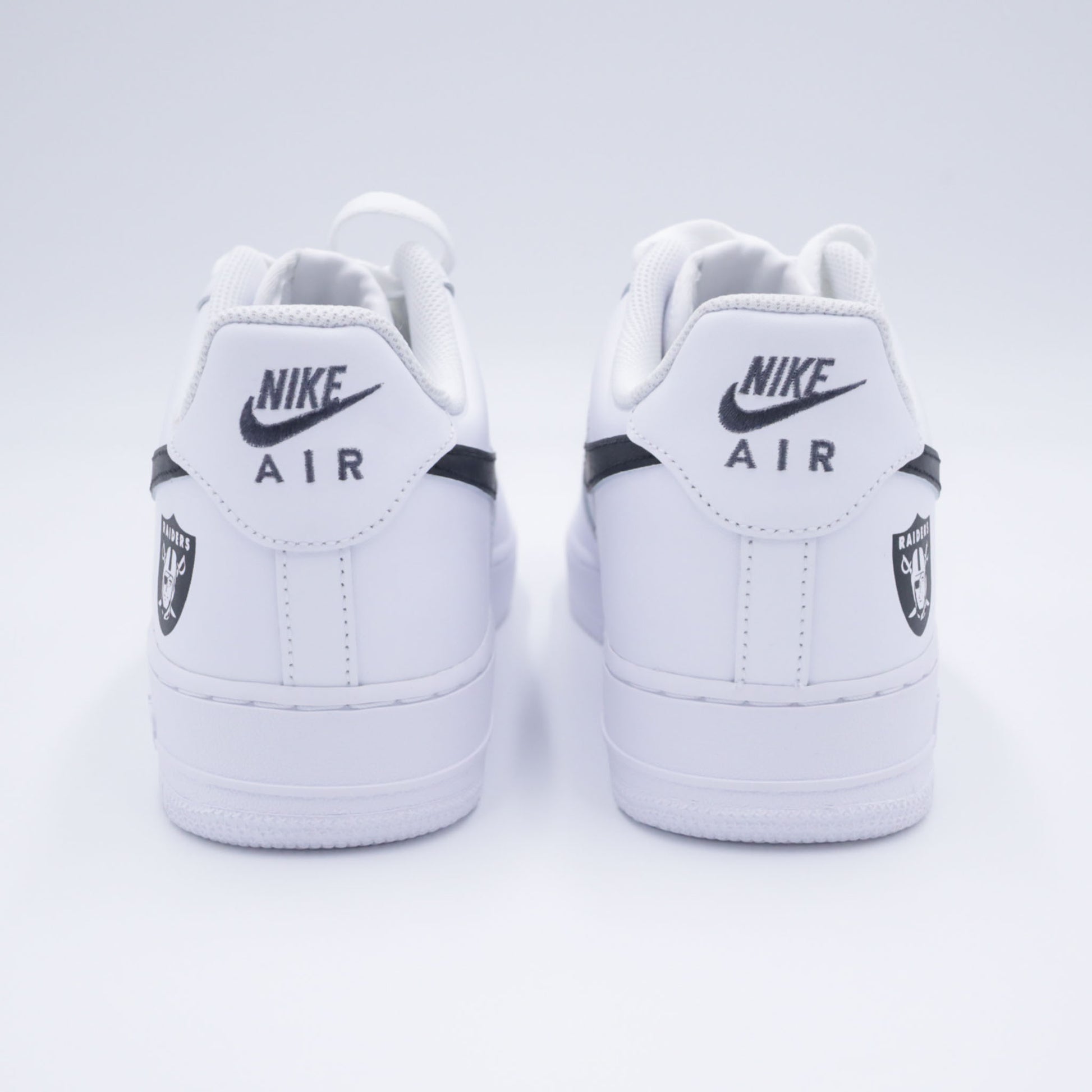 air force 1 raiders nfl, nike air force custom nfl, af1 raiders fanwear, custom raiders sneakers, air force logo équipe nfl, sneakers nfl personnalisées, af1 noir blanc custom, custom nike raiders, chaussures fan raiders, nike af1 football américain