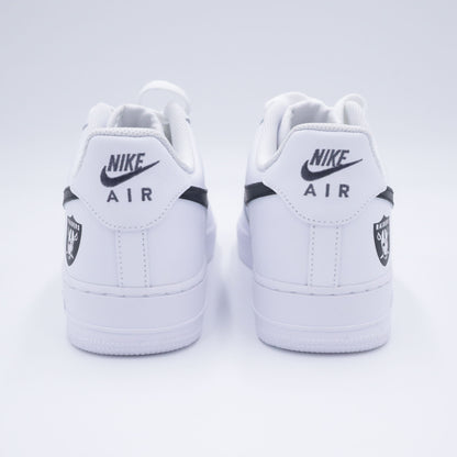air force 1 raiders nfl, nike air force custom nfl, af1 raiders fanwear, custom raiders sneakers, air force logo équipe nfl, sneakers nfl personnalisées, af1 noir blanc custom, custom nike raiders, chaussures fan raiders, nike af1 football américain