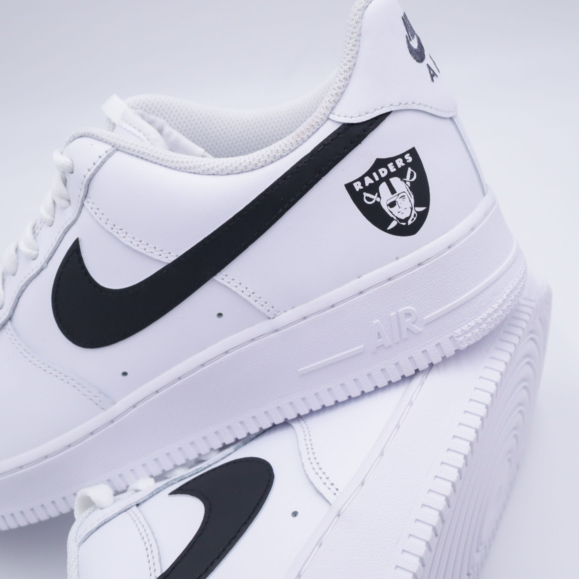 air force 1 raiders nfl, nike air force custom nfl, af1 raiders fanwear, custom raiders sneakers, air force logo équipe nfl, sneakers nfl personnalisées, af1 noir blanc custom, custom nike raiders, c