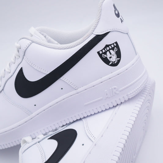 air force 1 raiders nfl, nike air force custom nfl, af1 raiders fanwear, custom raiders sneakers, air force logo équipe nfl, sneakers nfl personnalisées, af1 noir blanc custom, custom nike raiders, c