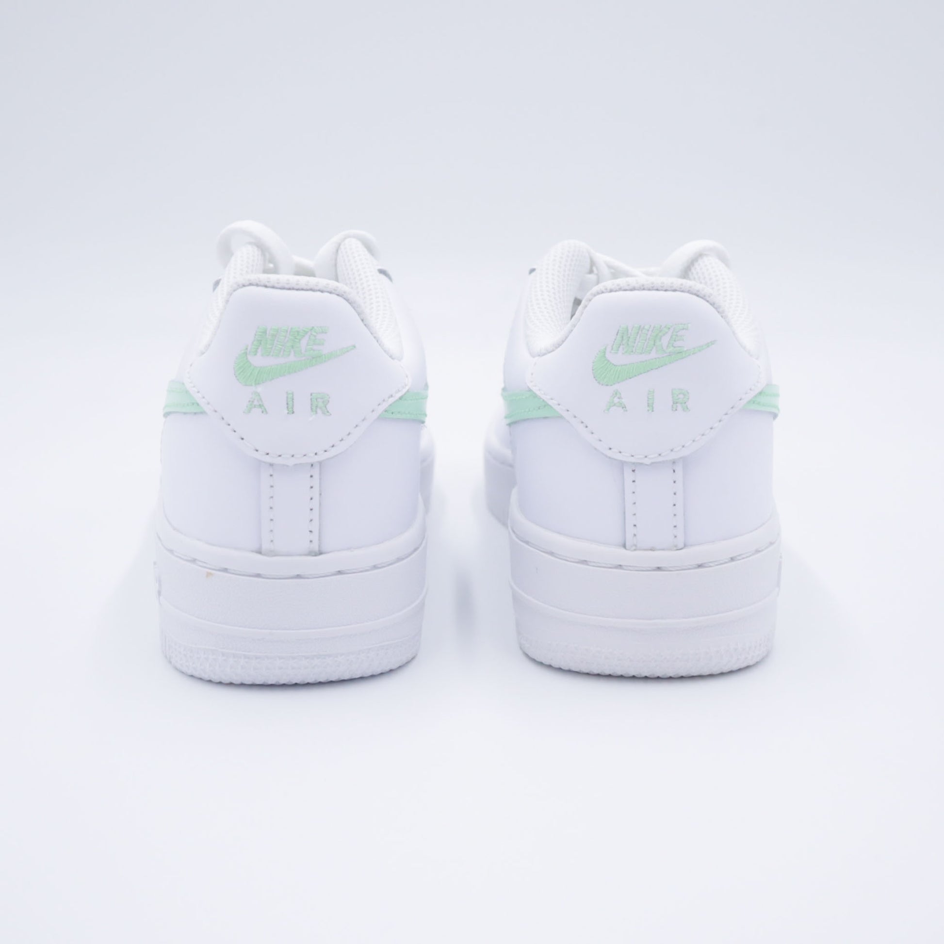 air force 1 menthe pastel, nike air force 1 custom mint green, af1 pastel custom, custom air force vert doux, sneakers pastel été, air force mint swoosh, nike af1 custom légère, swoosh pastel air force, custom mint green nike, air force 1 vert menthe
