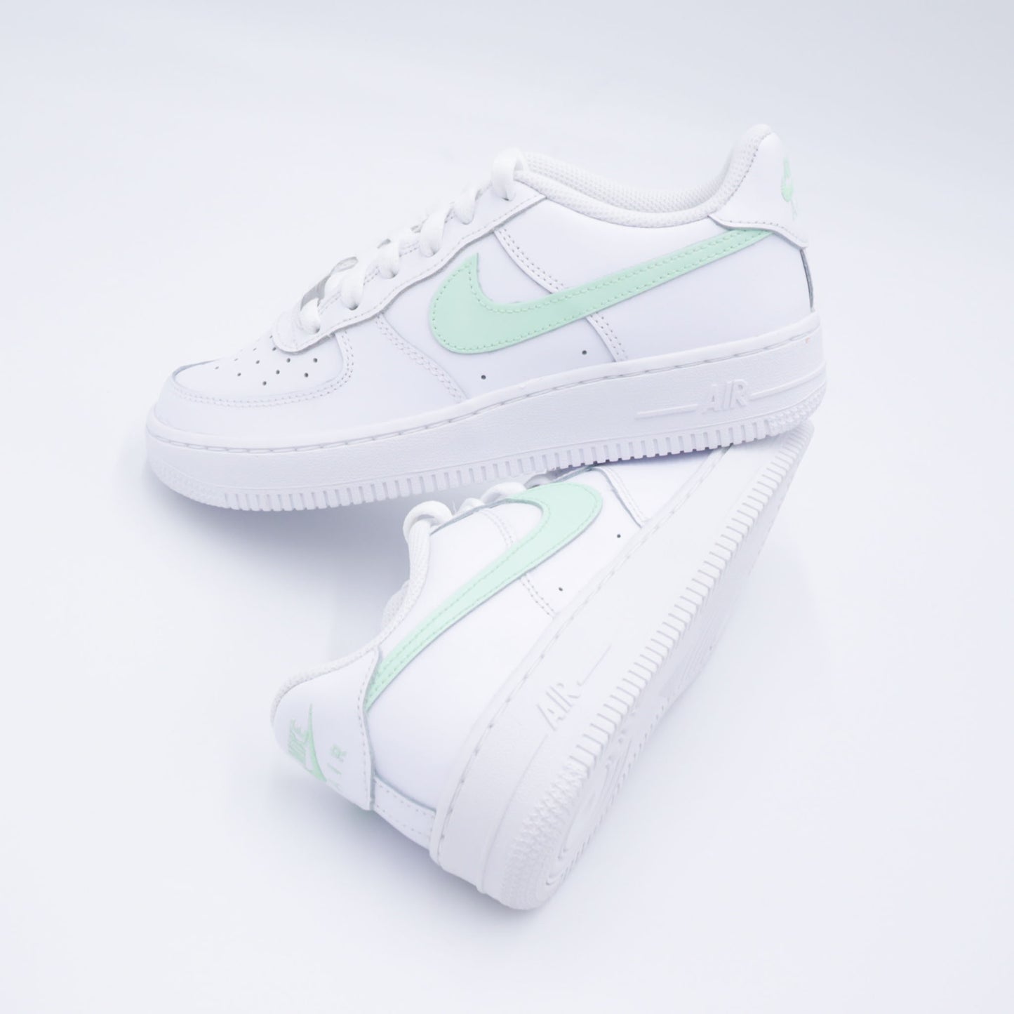 air force 1 menthe pastel, nike air force 1 custom mint green, af1 pastel custom, custom air force vert doux, sneakers pastel été, air force mint swoosh, nike af1 custom légère, swoosh pastel air force, custom mint green nike, air force 1 vert menthe