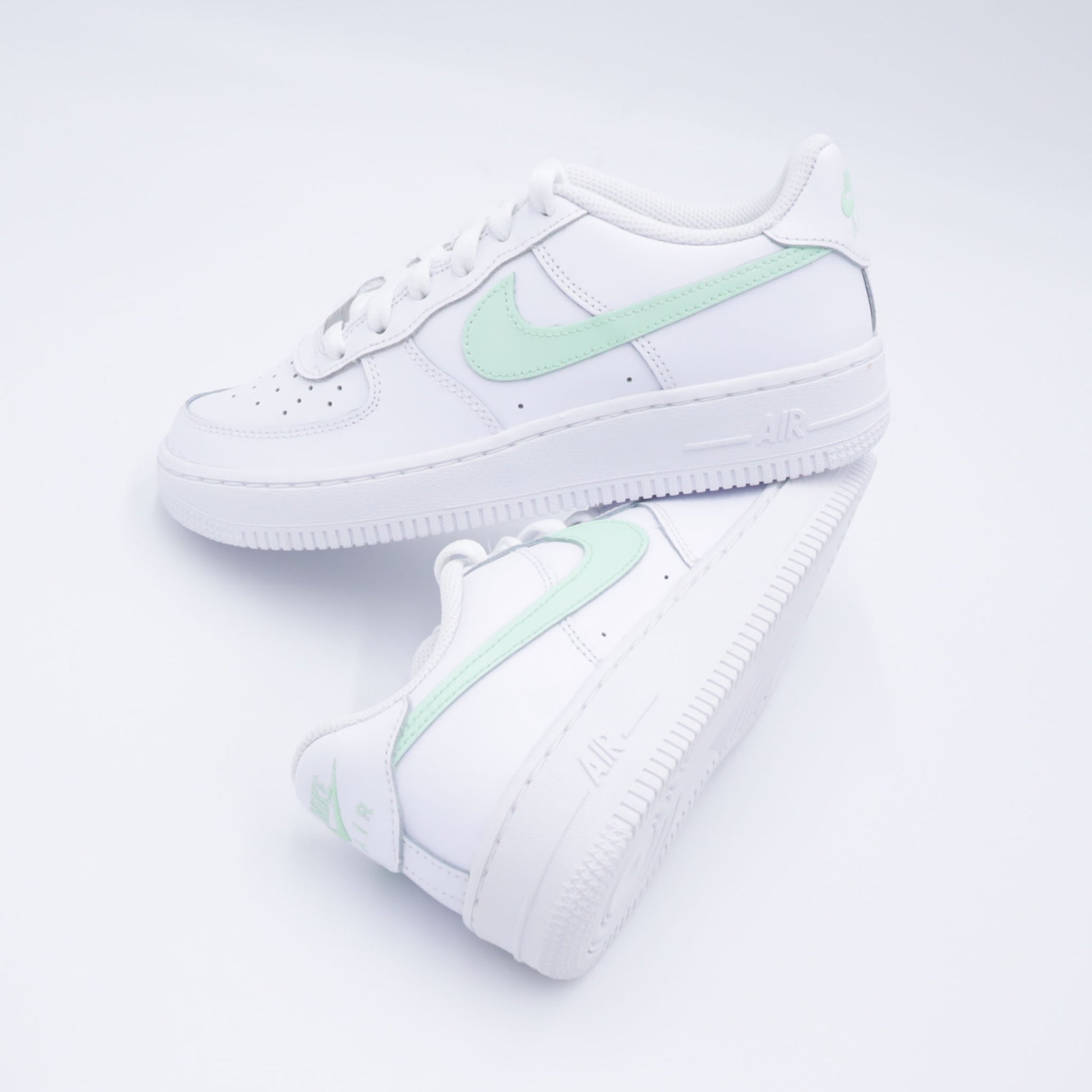 air force 1 menthe pastel, nike air force 1 custom mint green, af1 pastel custom, custom air force vert doux, sneakers pastel été, air force mint swoosh, nike af1 custom légère, swoosh pastel air force, custom mint green nike, air force 1 vert menthe