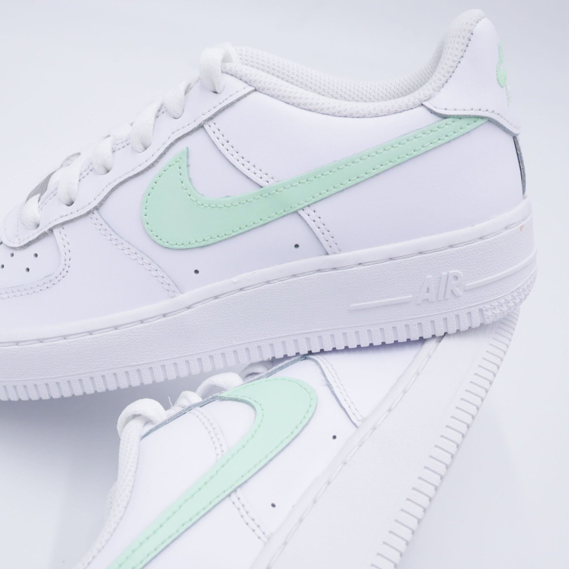 air force 1 menthe pastel, nike air force 1 custom mint green, af1 pastel custom, custom air force vert doux, sneakers pastel été, air force mint swoosh, nike af1 custom légère, swoosh pastel air force, custom mint green nike, air force 1 vert menthe