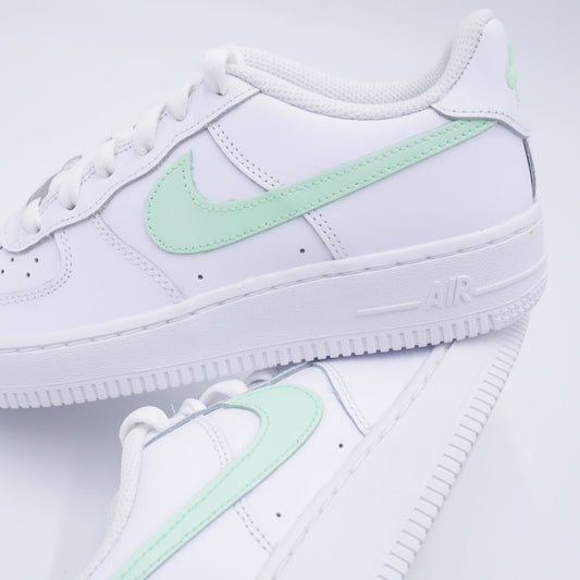 air force 1 menthe pastel, nike air force 1 custom mint green, af1 pastel custom, custom air force vert doux, sneakers pastel été, air force mint swoosh, nike af1 custom légère, swoosh pastel air force, custom mint green nike, air force 1 vert menthe