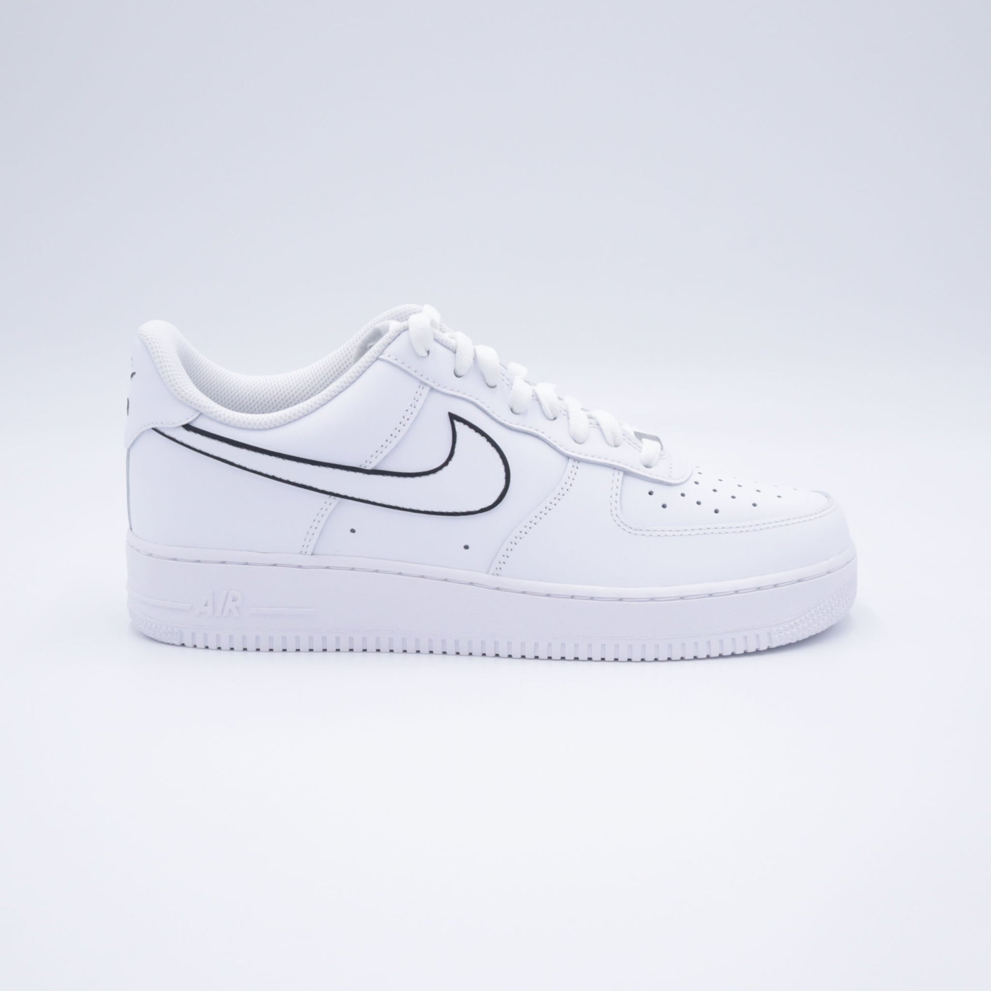 air force 1 swoosh noir, nike air force 1 custom black swoosh, af1 custom noir blanc, sneakers contraste noir blanc, nike af1 streetwear minimal, air force custom noir intense, custom sobre et chic, sneakers af1 noir et blanc, air force 1 silhouette noire, custom minimal noir